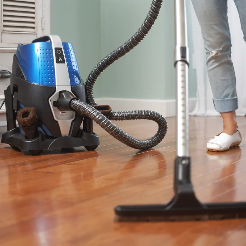 Sirena water vacuum with its hard-floor cleaning tool